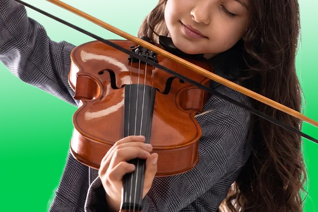 Alumna en clase de violín en Music Planet, Carapungo